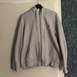 Ralph Lauren Hoodie - Den är i bra skick, lite slitet i luvan dock för den är vintage. Men det lilla slitaget syns inte utåt. Gråvit