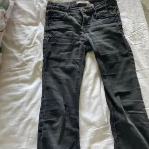 Jätte snygga mörkgråa name it jeans som tyvärr är för små för mig. Det står 10y som en storlek men skulle säga att det är 134-140.