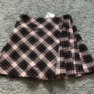 Säljer denna kjol med lapp kvar, jag har aldrig använt den och den är från zara. Jag kan tänka mig ett lågt pris för denna, pris kan diskuteras 