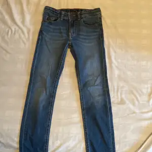 Ett par snygga hilfiger jeans. Skick:8/10. Syns att de är lite använda men annars inga hål eller liknande. Köpta på kidsbrandstore.Pris kan diskuteras:)