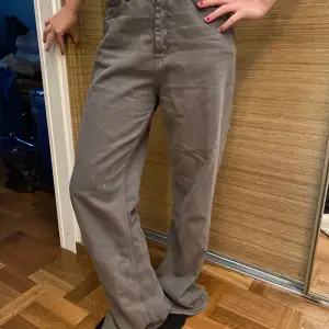 Ett par grå jeans från zara som knappt kommit till användning!