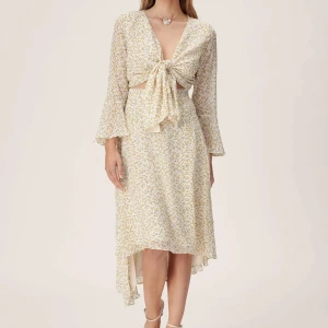 Adoore klänning - Säljer denna fina klänning från Adoore då den var något liten på mig och jag glömde returnera! Båda lapparna är kvar & den är helt oanvänd💗  Riviera dress - nypris 1495 Storlek: 34