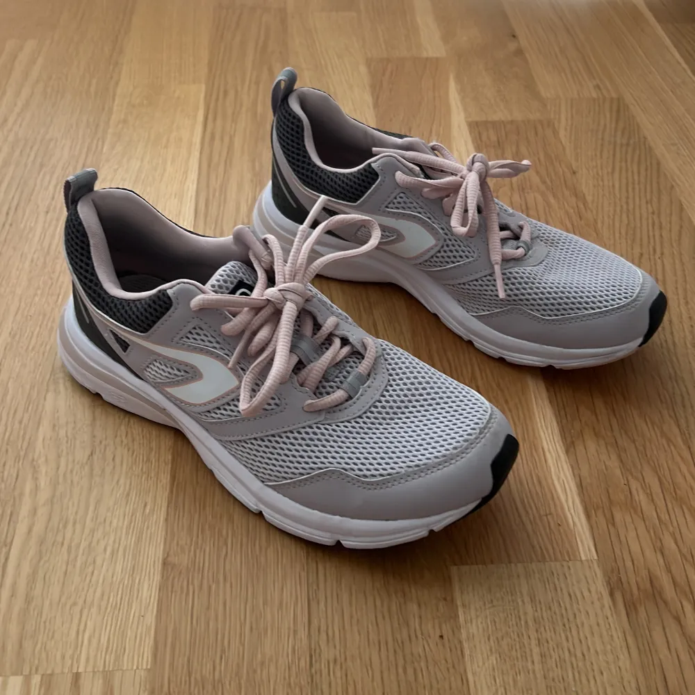 Ljusa och gråa sneakers i bra skick. Endast använda inomhus. Storlek 37 men passar även mig som har 36. . Skor.