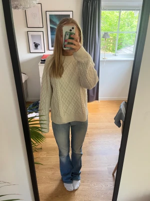 Vit stickad tröja med mönster - Så söt!!!💓💓