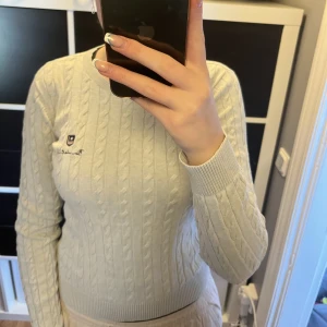 Ribbstickad tröja från bondelid - Ljusblå ribbstickad tröja från bondelid. Mycket använd men bra skick. Köparen står för frakten💗💗