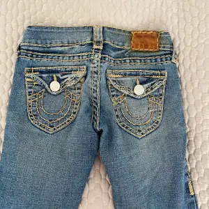 Säljer dessa true religion jeans i strl 25. Skulle säga att dem är i väldigt bra skick, jag har aldrig andvänt dem (för små) och kan därav inte visa bilder på.  Skulle säga att de passar en 34. Skulle säga att dem är skinny❤️ Pris kan diskuteras!