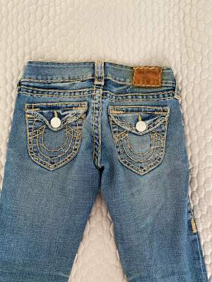 Säljer dessa true religion jeans i strl 25. Skulle säga att dem är i väldigt bra skick, jag har aldrig andvänt dem (för små) och kan därav inte visa bilder på.  Skulle säga att de passar en 34. De är ish skinny, men sitter helt tajt på benen.