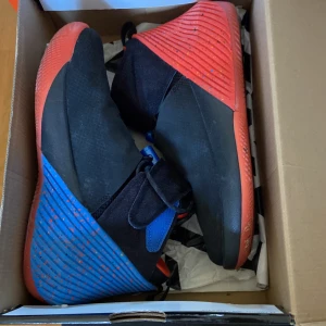 JORDANS GE BUD 1kr - Använda fåtal gånger skick 9/10 storlek 37,5 ge bud tar emot vad som helst