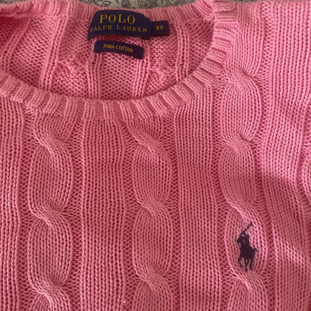 Säljer min rosa stickade Ralph Lauren tröja som endast har någon defekt där en tråd sticker ut.. Stickat.
