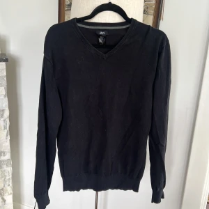 V-ringad bomullströja - Svart V-ringad bomullströja i bra skick. 
