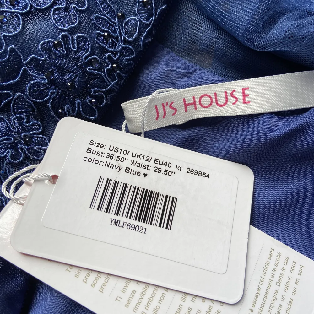Mörkblå balklänning från JJ’s house. Endast använd en gång och är i fint skick. Skriv för mer frågor✨HAR FICKOR🤩. Klänningar.