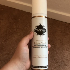 BUS Self-tanning Spray - instant Bronzer for face & body - Brun utan sol spray Nästan helt oanvänd (Går att kombinera med någon av de andra skönhets/sminkprodukterna som jag säljer - kolla föregående inlägg för mer info. ) 