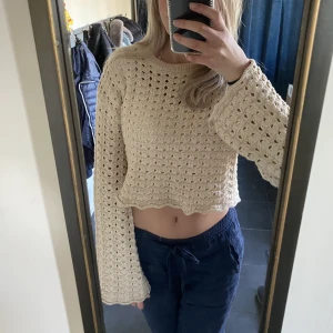 Zara virkad tröja - Jätte fin virkad tröja från zara😍passar perfekt till sommaren🙌😍storleken är 164 men skulle säga att den är som en normal xs väldigt lång i armarna passar mig som är 175!!😍💗