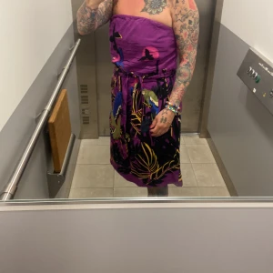 Strandklänming - Strandklänning eller söt sommar klänning! Funkar i vilket av fallen💜 Använd några få gånger. Fint skick! 