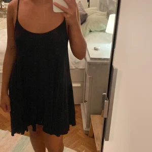 klänning - svart väldigt luftig tunn klänning:) 