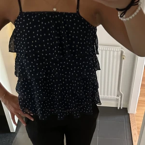 Topp - En jättefin prickig topp 💙🤍