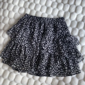 Volangkjol!! - Såså söt volangkjol, väldigt sparsamt använd!💞💞 skriv till mig för fler bilder!