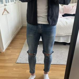 Jeans med slitningar, från pull & bear