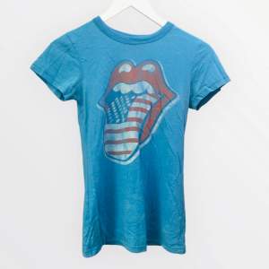 Rolling Stones tshirt från Junk Food. Köpt och sydd i USA. Vintage - 15-20 år gammal, nopprig & lätt missfärgad vid undersidan av ärmarna, annars bra skick. Märkt storlek S, men är liten i storleken/tajt och passar Xs till S.