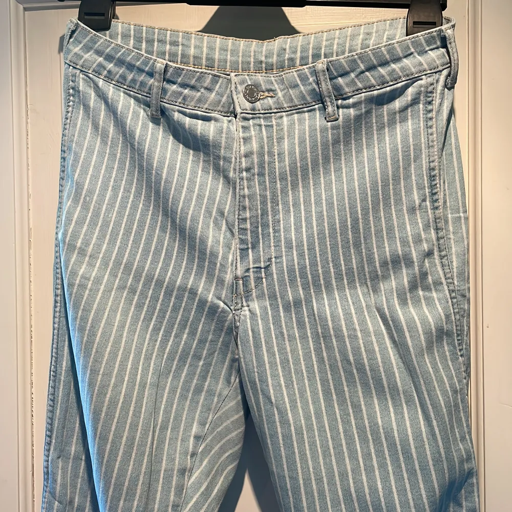 Randiga jeans från HM i storlek 36. Jeans & Byxor.