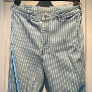 Randiga jeans från HM i storlek 36