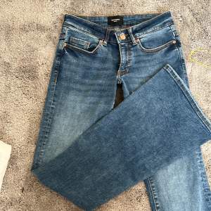 Säljer ett par helt oanvända lågmidjade bootcut jeans från Veromoda😊