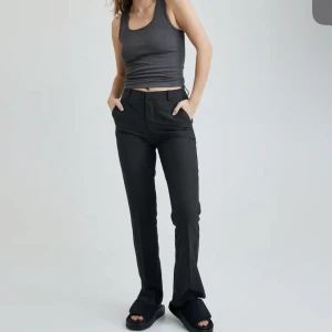 Vilma kostymbyxor  - Svarta kostymbyxor från bikbok i modellen ”Vilma” strl 36! Fint skick