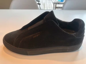 Axel Arigato Laceless Svart - Hej, jag säljer mina Axel Arigato skor. De är laceless och färgen svart, de är i fint skick, inga fula märken eller annat på skorna. Låda och skopåse ingår.