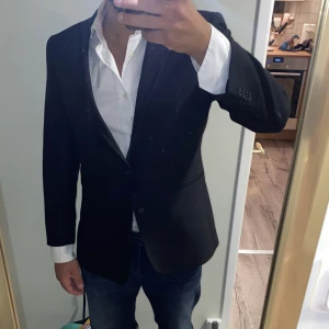 Svart kavaj - En snygg svart kavaj från JC. Endast använd ett få taö gånger