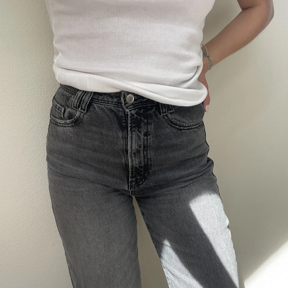 Gråa/svarta jeans från zara. Frakt tillkommer och betalning sker via swish ☺️. Jeans & Byxor.