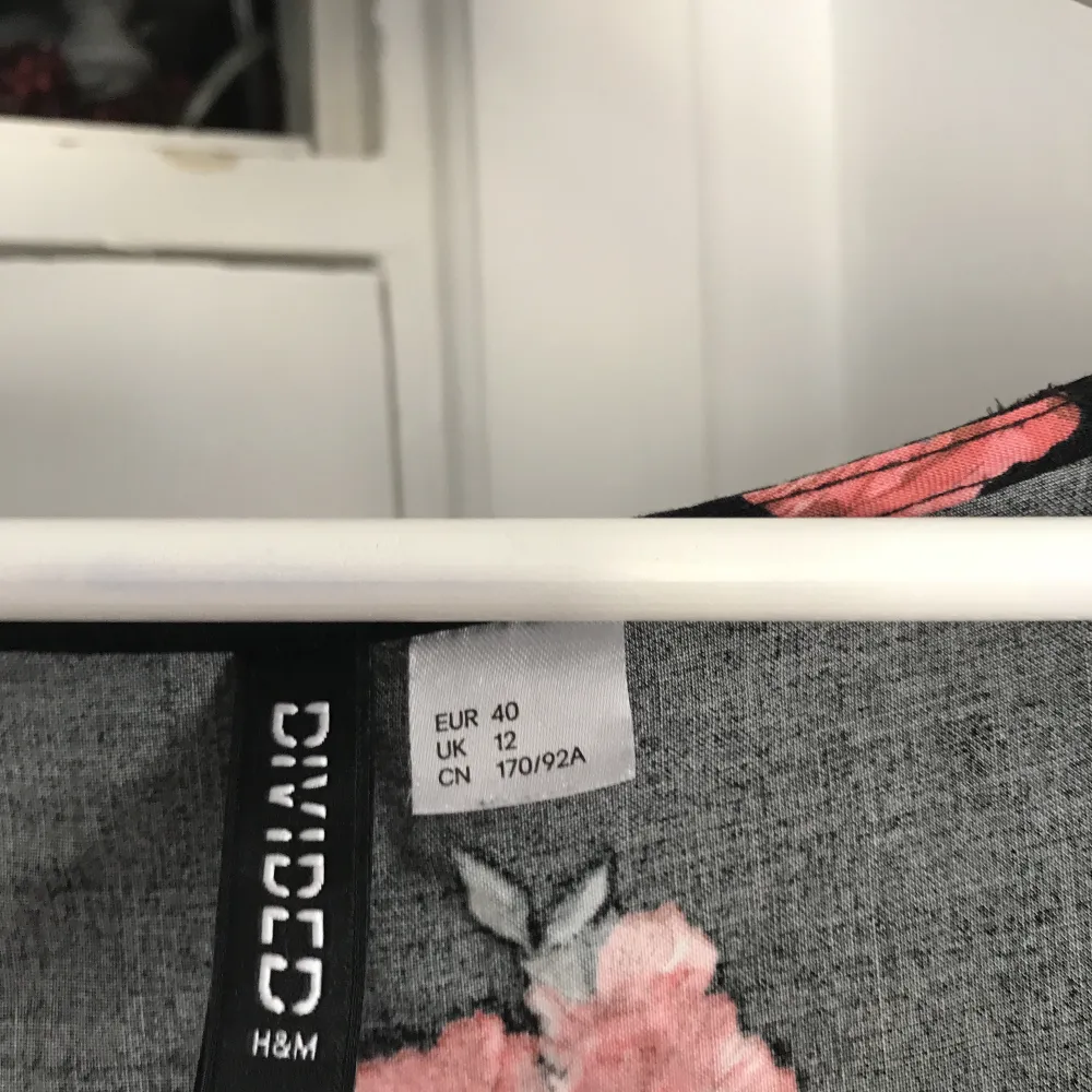 Köpt på H&M för flera år sen Slitsar på sidorna Storlek S/M Är i acceptabelt skick🌷. Klänningar.