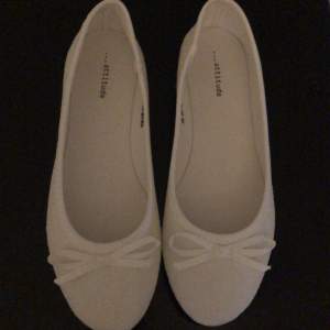 vita oanvända ”ballerina” skor i strl 36 säljs för 100kr+frakt. kan användas till skolavslutning eller sommaren m.m.