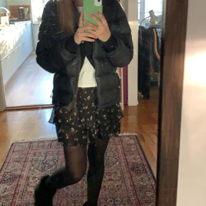 svart kjol - säljer denna super söta svart volangkjolen med blommor på då den tyvärr inte passar mig längre, finns även fler och bättre bilder