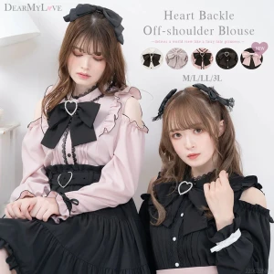 Dear my love blus  - Ikoniska Open shoulder blusen från Dear My Love med rosettbrosch. Blusen är i nyskick och endast använd ca. 2 ggr och säljs just för den ej används. Must have i en jirais graderob~ är i deras strl M och passar någon med byst upp till 92cm. DMA för bilder