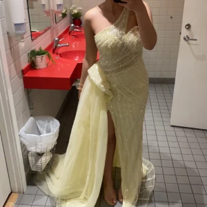 Fest klänning  - Säljer denna klänning som har använts en gång. Pris kan diskuteras. 