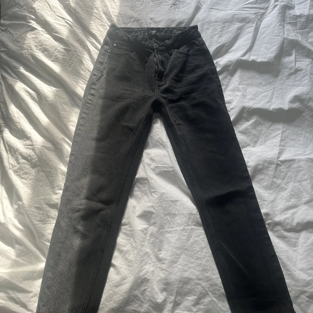 Svarta högmidjade raka jeans i bra skick från ONLY i storlek 26/32. Har inga bilder på, eftersom de är för små!  Slutar vid ankeln. . Jeans & Byxor.