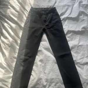 Svarta högmidjade raka jeans i bra skick från ONLY i storlek 26/32. Har inga bilder på, eftersom de är för små!  Slutar vid ankeln. 