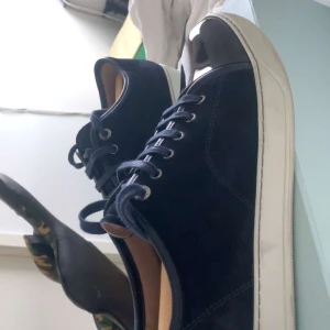 Helt nya lanvin skor - Hej  Här säljer jag mina helt nya lanvin skor då jag fick dom av min Mamma men dom fall inte mig i smaken direkt och är dessutom för små. Vid intresse eller frågor är du välkommen att skriva. Mvh Axel