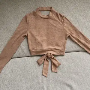 Brun croppad tröja i storlek S/36 från shein🍂. Använts ett fåtal gånger och är i bra skick! 💋