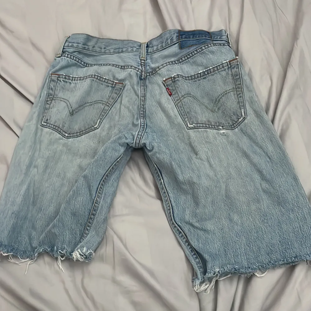 Uppsydda Levis jeans till short ganska så slitna oklar storlek då lappar har lossnat pris kan diskuteras . Shorts.