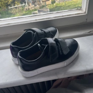 Eytys doja velcro - Säljer ett par Eytys Doja Velcro som inte säljs i butik längre. Köptes här på plick men kände att skorna passade inte mig. Dom är i fint skick. Storlek 37💖💖köp direkt för 900 + frakt!  Vid snabb affär 1000kr