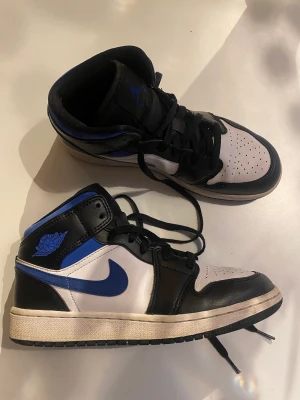 Jordan 1s mid - Skirsnygga jordans 1 som ser som nya ut. Köpta för 3200kr från restocks och knappast använda. Ej creasade!🙏🏼pris kan diskuteras!