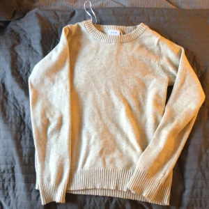 Vila tröja  - Jättefin beige vila tröja som är använd 2 gånger 