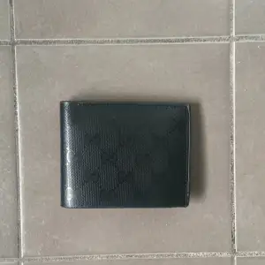 Hej! Säljer min Gucci plånbok som är en 1:1 kopia köpte den för typ ett år sedan och har inte använt den så tänkte sälja den.