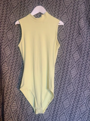 Gul body  - Gul somrig body 