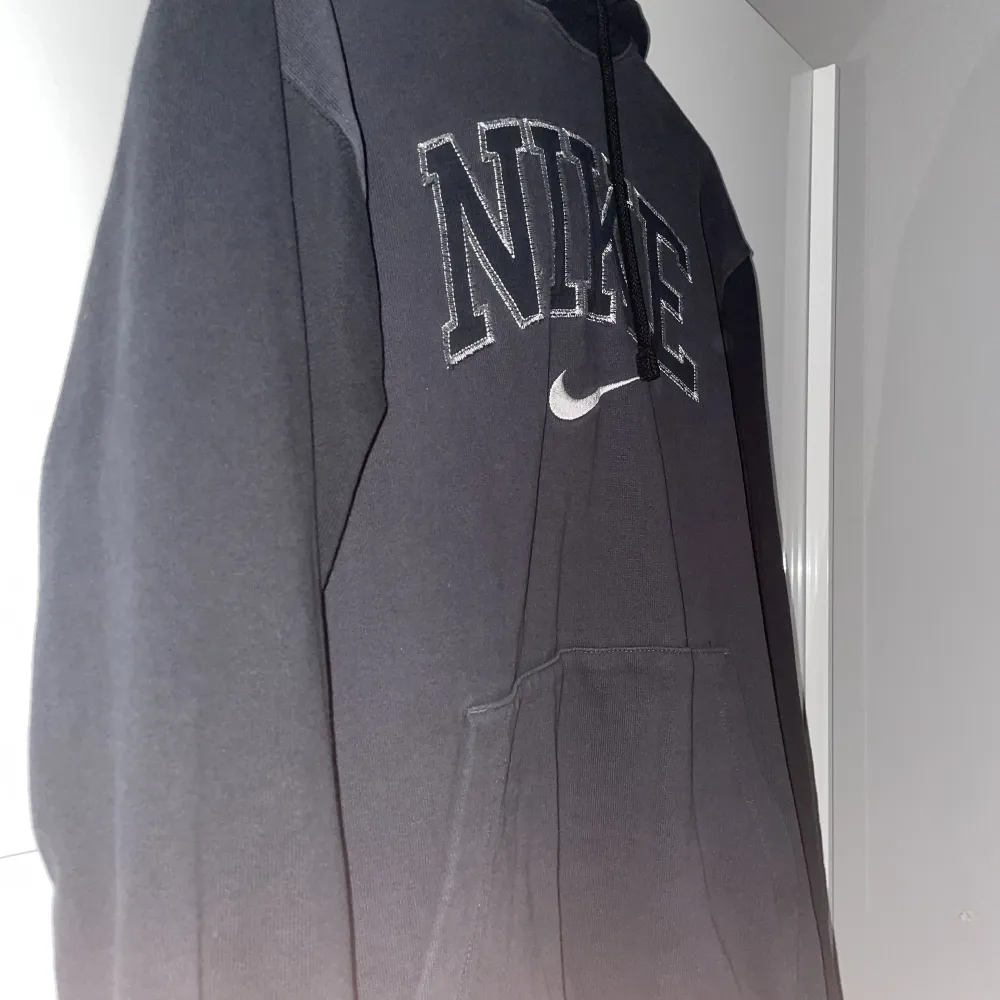 Detta är min vintage Nike hoodie, köpt för några månader sedan men knappst använd, skicka 7/10 . Hoodies.