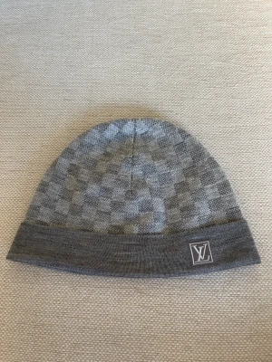 Louis Vuitton  - Är osäker på om jag vill sälja den för vill själv ha den men får se om nån köper den. Ja den e äkta kom privat för mer bilder och frågor  
