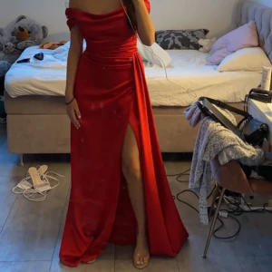 Balklänning  - Perfekt till balen. Endast använd en gång och i fint skick. 