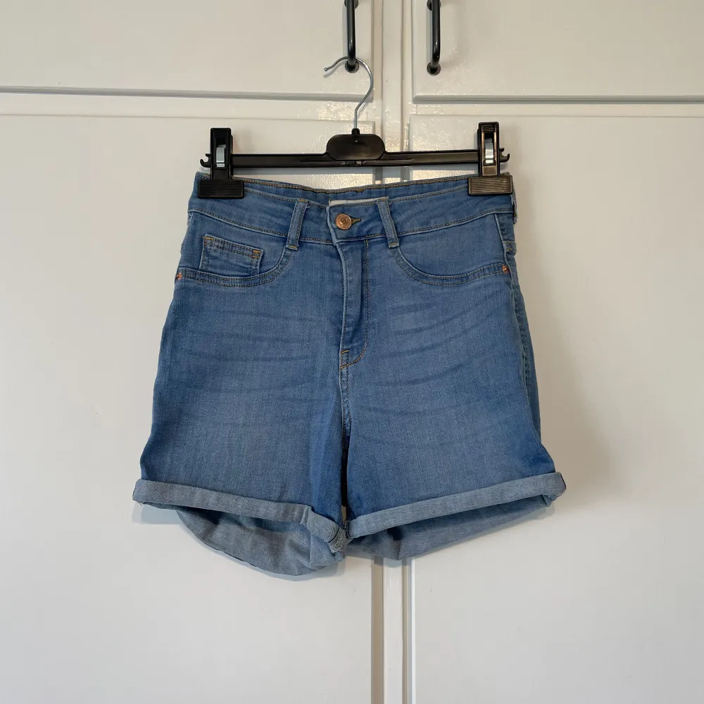 Jeans shorts från Gina tricot i storlek S, modell Molly.  45 kr + frakt 🥰. Shorts.