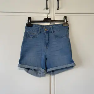 Jeans shorts från Gina tricot i storlek S, modell Molly.  45 kr + frakt 🥰